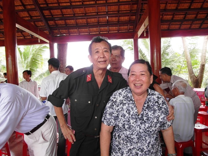 Trong buổi sáng này, phu nhân của trung Tướng Nguyễn Việt Thành cũng có mặt. Bà ăn mặc rất giản dị. Nếu không được mọi người cho biết trước, có lẽ phóng viên sẽ nhầm lẫn bà với nhiều phụ nữ nông dân chất phác khác.