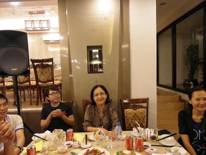 Và nhà báo lớn tuổi Minh Tuyền cũng được chọn đại diện cho bàn của các nhà báo… Trong cuộc chơi còn có ca sĩ Lều Phương Anh.