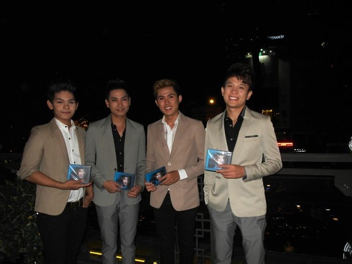 Bốn thành viên nhóm Vmusic nhiệt tình quảng bá album “Nhiều lúc” của đàn anh Quang Hà.