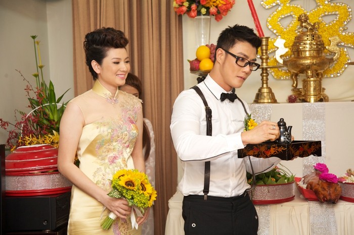 Trước đó, Thuý Vinh đã làm lễ cưới tại nhà. Hai nền văn hoá Singapore và Việt Nam khá tương đồng. Nhà trai đã mang đầy đủ cau, trầu, rượu...sang nhà gái.