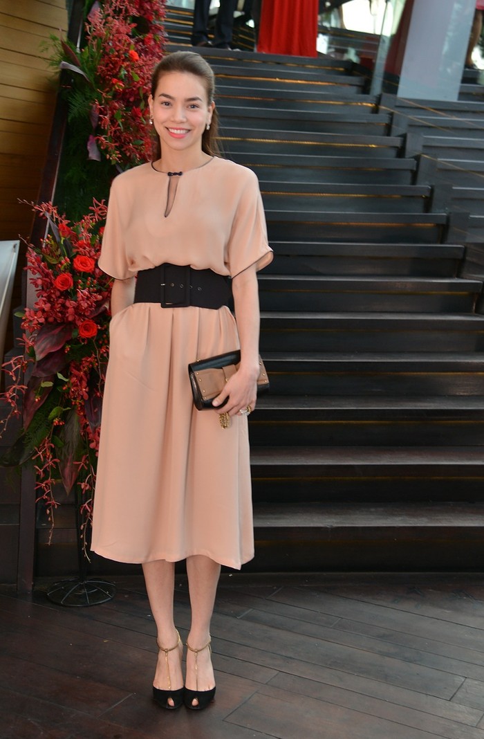 Trong chiếc váy màu nhạt đơn giản, Hà Hồ xuất hiện tại buổi tiệc cưới của Đoan Trang một mình.