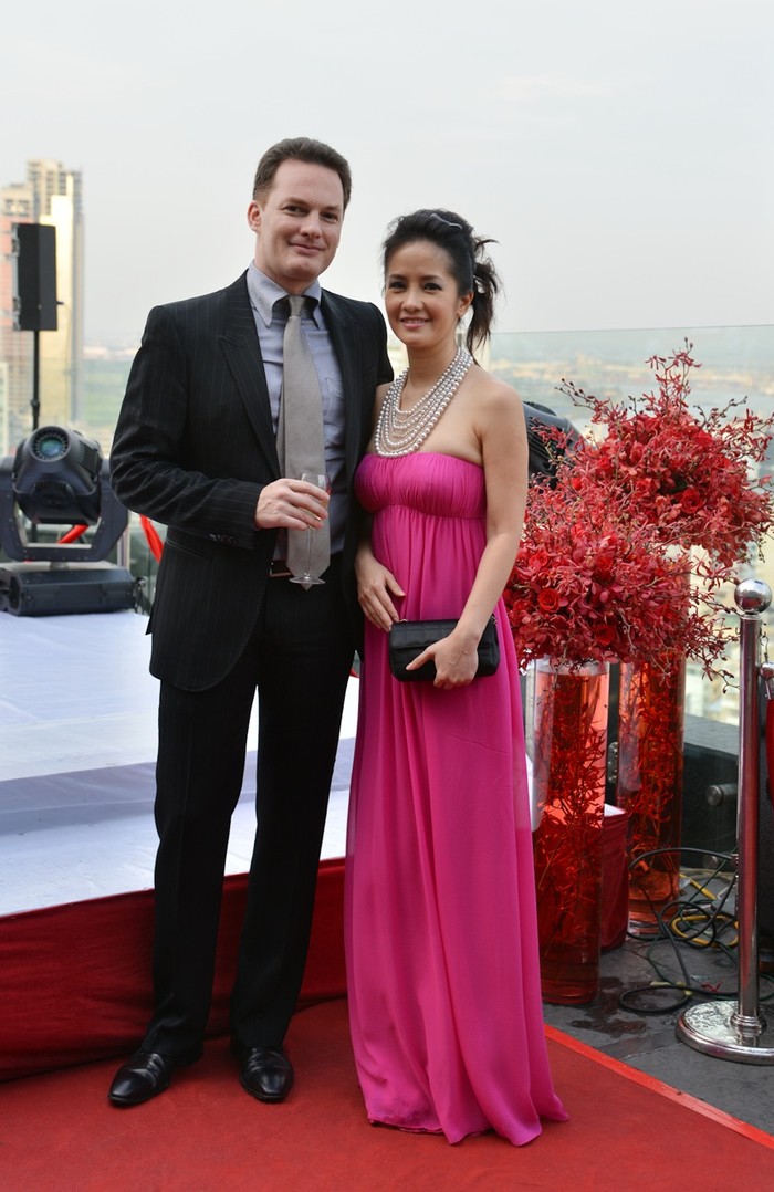 Hồng Nhung cùng người chồng ngoại của mình đến dự tiệc cưới của Đoan Trang.