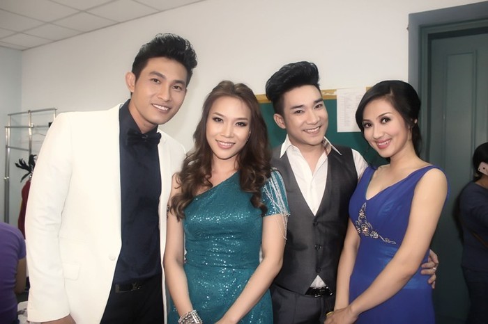 "Tóc nâu môi trầm" chụp ảnh cùng Quang Hà và các ca sĩ khác.