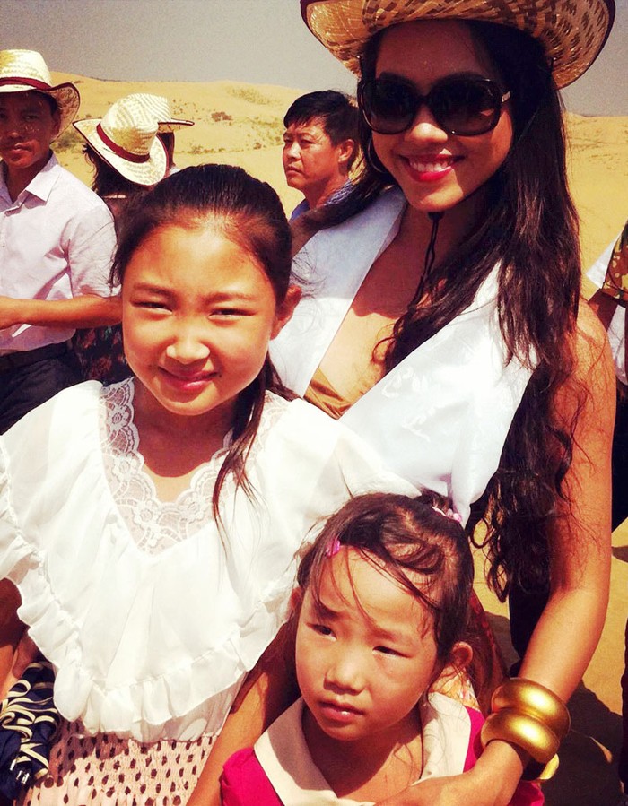 Hoàng My và hai trẻ em tại khu Nội Mông, Trung Quốc.