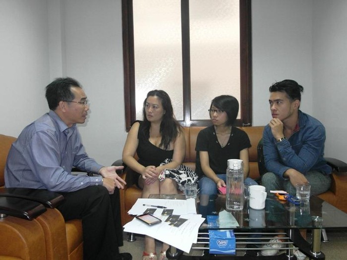 Bà MiMi Nguyễn - Giám đốc điều hành Trung tâm băng nhạc Làng Văn (thứ 2 từ trái sang) đang trình bày bức xúc với đại diện Báo điện tử Giáo dục Việt Nam tại TP.HCM.