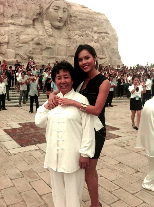 Hoàng My chụp ảnh lưu niệm cùng một phụ nữ lớn tuổi người Trung Quốc.