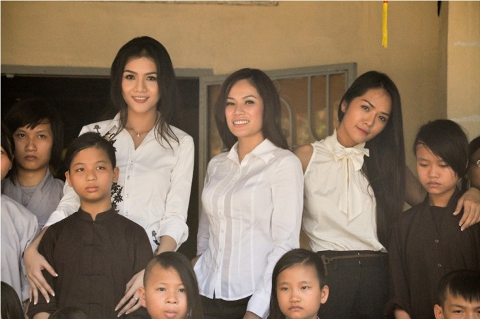 Victoria Phương Nguyễn là một người đẹp có tấm lòng nhân hậu, quan tâm đến các trẻ nhỏ bất hạnh. Cô đã thực hiện nhiều chuyến từ thiện giúp đỡ các em, ngay khi chưa đăng quang HH Châu Á tại Mỹ năm 2012.