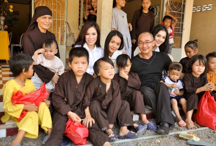 Trong chuyến về nước lần này, Victoria Phương Nguyễn sẽ kết hợp với người anh thân thiết của mình tại Việt Nam, đạo diễn hình ảnh Vô Thường (áo đen), để thực hiện nhiều chuyến đi từ thiện ý nghĩa.