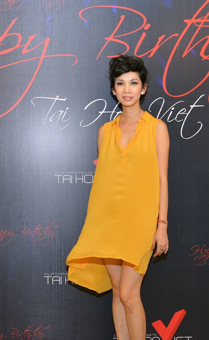 Giám khảo VietNam's Next Top Model đến sự kiện trong trang phục váy vàng hoa cúc.