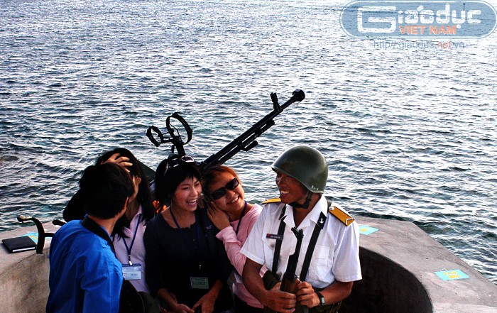 Hình ảnh thật lãng mạn: Bên ngọn súng hướng ra biển Đông, bảo vệ chủ quyền của tổ quốc, anh lính trẻ tươi cười bên cô gái.
