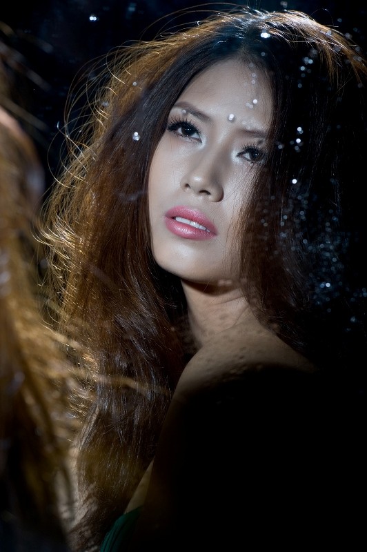 Một khoảnh khắc thăng hoa cảm xúc của Hoa hậu biển năm 2010 Nguyễn Thị Loan.