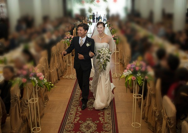 Một trong những bức hình cưới của Vương Thu Phương và Bùi Duy Phương được tung ra trên mạng trước giờ đêm chung kết cuộc thi Hoa hậu Việt Nam năm 2012, khiến cho Vương Thu Phương bị loại khỏi cuộc thi nhan sắc cấp quốc gia lớn nhất tại Việt Nam ngay lập tức.