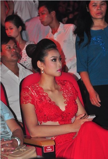 Vượt qua nỗi đau bị loại khỏi đêm chung kết Hoa hậu Việt Nam năm 2012, Vương Thu Phương bình tĩnh ngồi ở một góc khuất, xem các bạn thi thố.