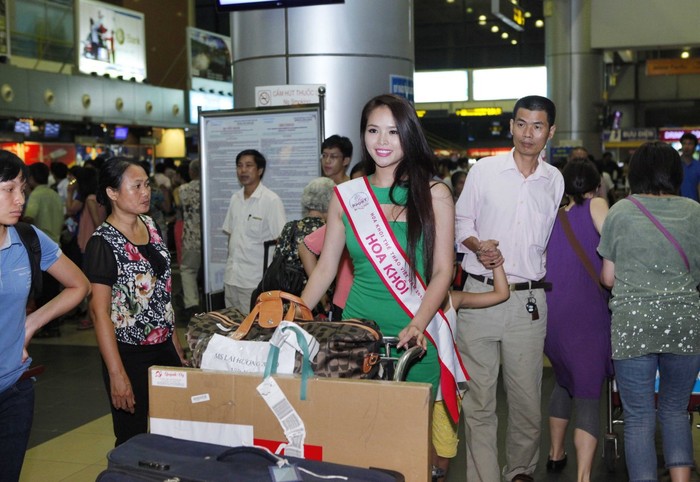 Rất nhiều hành khách có mặt tại sân bay Quốc tế Tân Sơn Nhất đã chúc may mắn cho Hương Thảo.