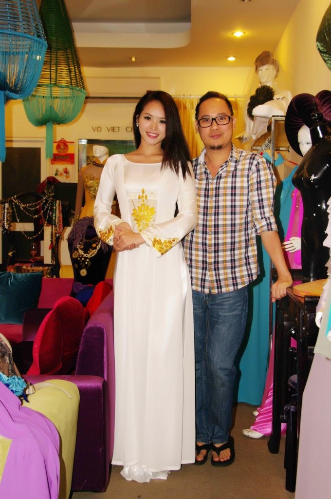 Trong những ngày qua, nhà thiết kế Võ Việt Chung đã tích cực may cho Hương Thảo nhiều bộ áo dài...