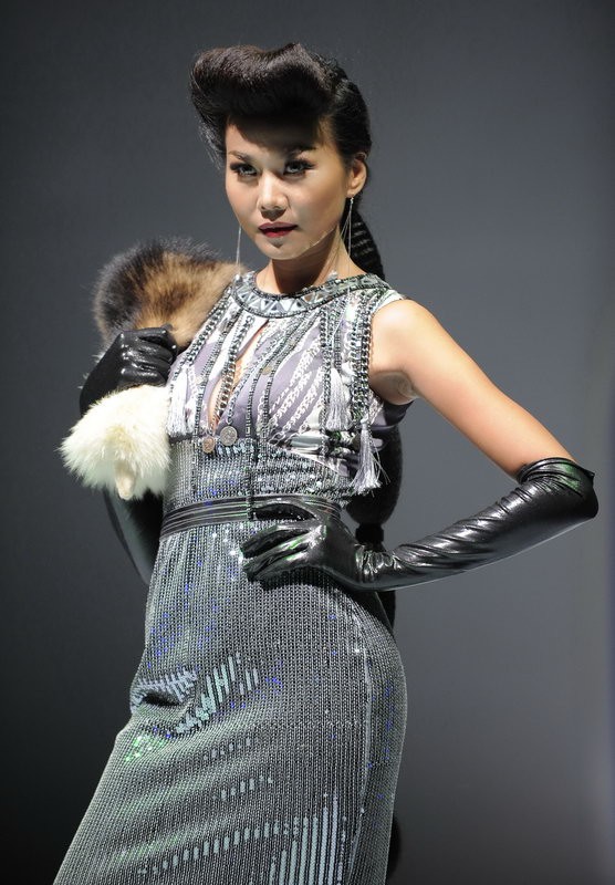 Nhà thiết kế trẻ Chung Thanh Phong đã rất tinh tế trong việc chọn người mẫu trình diễn các mẫu thiết kế của mình.