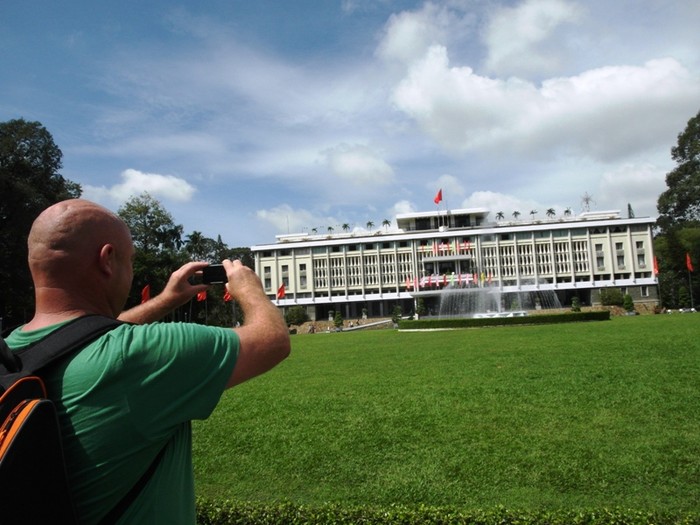 Một người đàn ông nước ngoài đang ghi lại hình ảnh của tòa nhà từng diễn ra bao sự kiện lịch sử trọng đại của đất nước