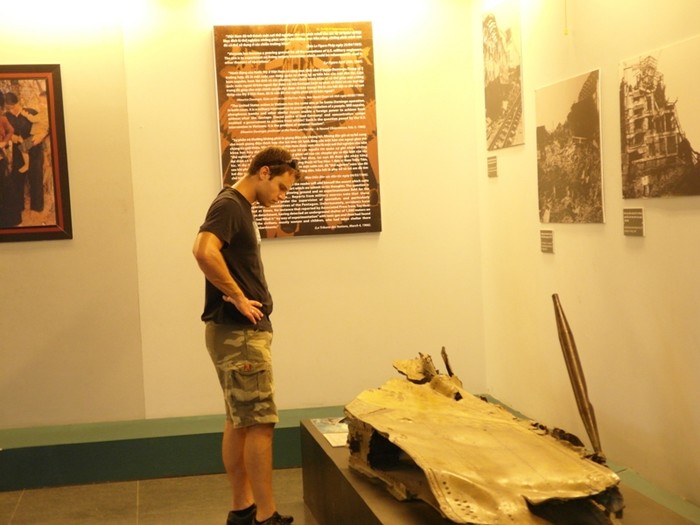 Người thanh niên ngoại quốc này đã đứng trầm ngâm rất lâu trước một hiện vật trong bảo tàng