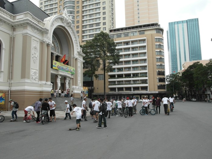 Ngoài tham quan các di tích lịch sử, giới trẻ thành phố cũng tụ tập thành nhóm, có nhiều hoạt động vui chơi sôi động. Trong ảnh: Một nhóm “xe trượt scooter” trước nhà hát TP, đang chuẩn bị biểu diễn.