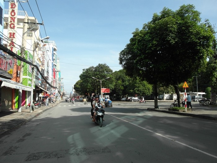 Các cửa hàng trên con đường Hai Bà Trưng, đoạn gần công viên Lê Văn Tám hầu như đóng cửa.