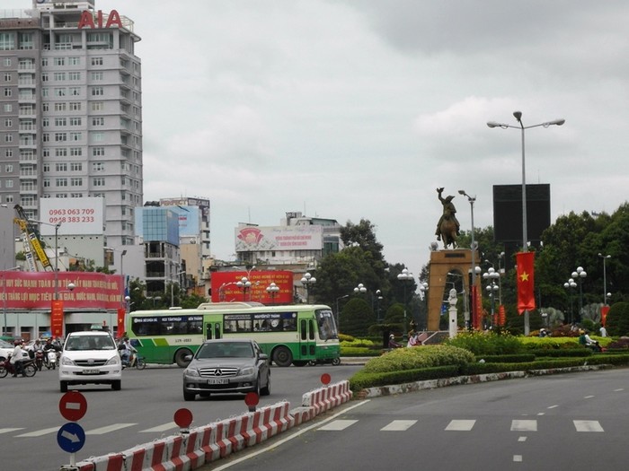 Một góc “đỏ” của quảng trường Quách Thị Trang.