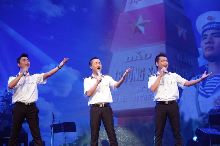 Ba thành viên nhóm Arista trong trang phục lính biển, hát ca khúc Tổ quốc nhìn từ biển, thể hiện tình yêu đối với Trường Sa, Hoàng Sa máu thịt của tổ quốc trong ngày Quốc khánh đã gây xúc động cho khán giả cả nước. Ảnh: Ban tổ chức BHYT