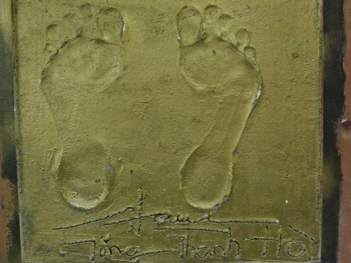 "Dấu ấn" đôi bàn chân , kèm chữ ký của Tăng Thanh Hà.