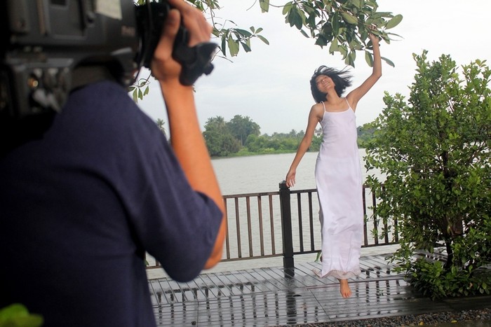 Gió từ sông Sài Gòn thổi lên, mưa lất phất nhưng Dương Thành dường như quên cái lạnh, nhảy lên cao, gương mặt hởn hở.
