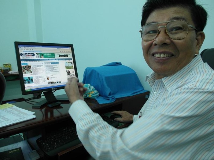 Ông Phan Văn Thơm, Hiệu trưởng Trường ĐH Tây Đô đang xem thông tin lùm xùm chuyện học vấn của Thu Thảo trên báo điện tử Giáo dục Việt Nam.