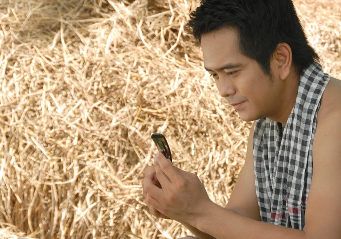 Trong phim, Hùng Thuận vào vai Kháng, một thanh niên nông dân cục mịch ở một vùng quê nghèo.