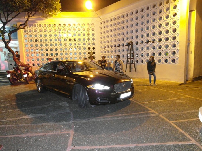 Chiếc xe 4 chỗ màu đen bóng loáng, sang trọng từ từ tiến vào sân của khu Trống Đồng. Từ xa mọi người đã nhận ra ngay chiếc xe của ca sĩ Hồ Ngọc Hà.