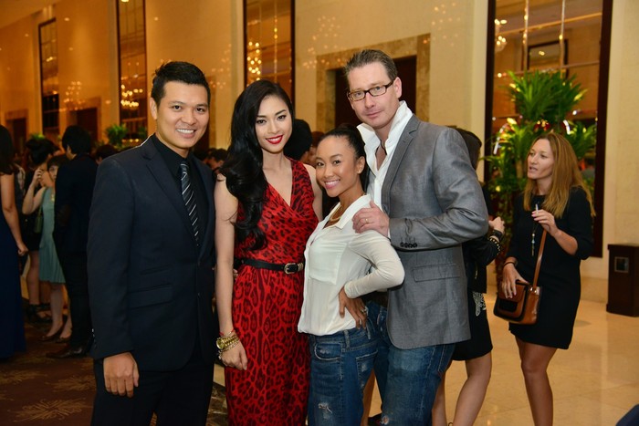 Ngô Thanh Vân chụp ảnh cùng vợ chồng ca sĩ Đoan Trang.