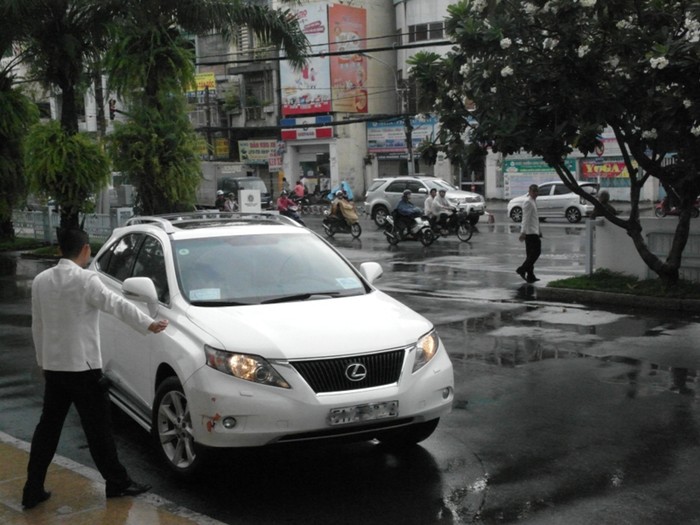Trước giờ họp báo, Sài Gòn đột ngột đổ mưa lớn. Tuy vậy, rất đúng giờ, chiếc Lexus RX 350 đời 2011 màu trắng của Mr Đàm đã từ từ tiến vào trung tâm hội nghị White Palace.