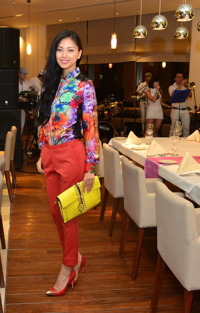 Đến buổi sinh nhật, Ngô Thanh Vân chọn cho mình một bộ trang phục đơn giản về thiết kế nhưng nổi bật về màu sắc.