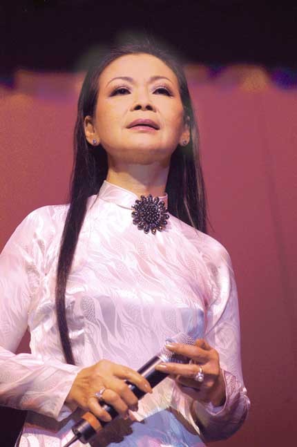 Danh ca Khánh Ly đang là ca sĩ hải ngoại được khán giả chờ đón nhiều nhất ở Việt Nam. Giọng hát liêu trai, có chiều sâu nội tâm của bà đã tự nhiên "chảy" vào và lắng đọng trong lòng bao thế hệ khán giả.
