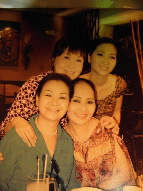 Các ca sĩ: Khánh Ly, Lan Ngọc, Ngọc Minh và con gái của ca sĩ Lan Ngọc (từ trái qua, hàng ngồi và hàng đứng). Ảnh chụp lại từ ảnh kỷ niệm của ca sĩ Lan Ngọc.