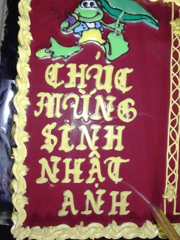 Chiếc bánh sinh nhật do toàn thể thành viên đội The Voice làm tặng cho Mr Đàm.