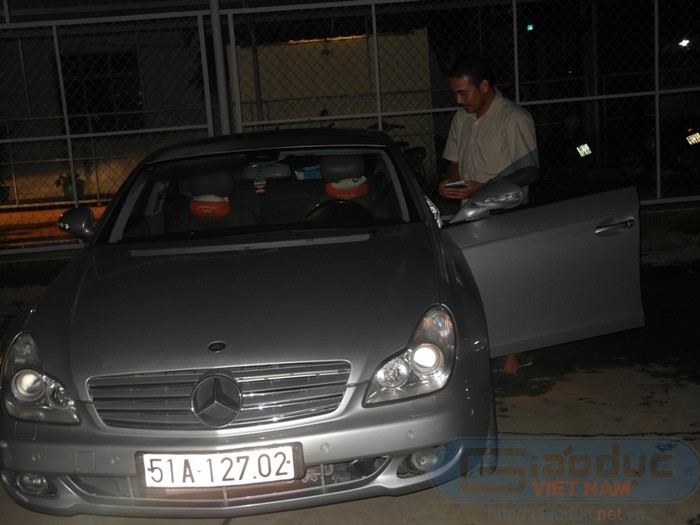 Chung Minh và chiếc Mercedes của mình.