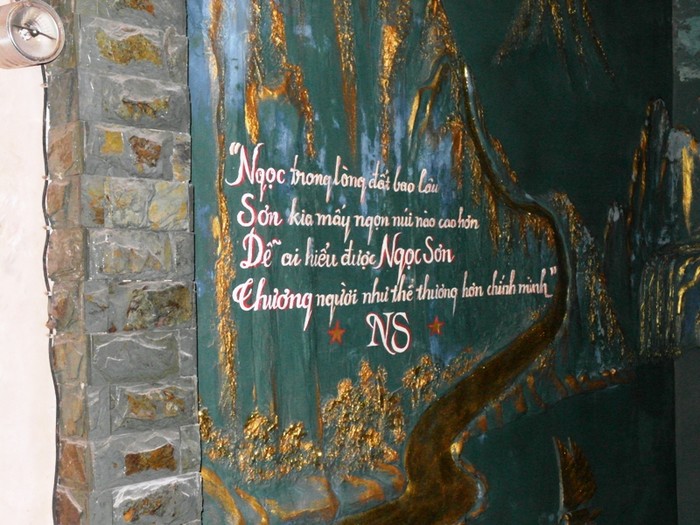 Bài thơ của Ngọc Sơn được khắc trên tường.