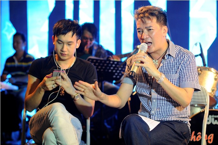 Trao đổi xong về vai diễn, Mr Đàm lên sân khấu, cùng Dương Triệu Vũ "ráp" nhạc những ca khúc sẽ hát trong liveshow.