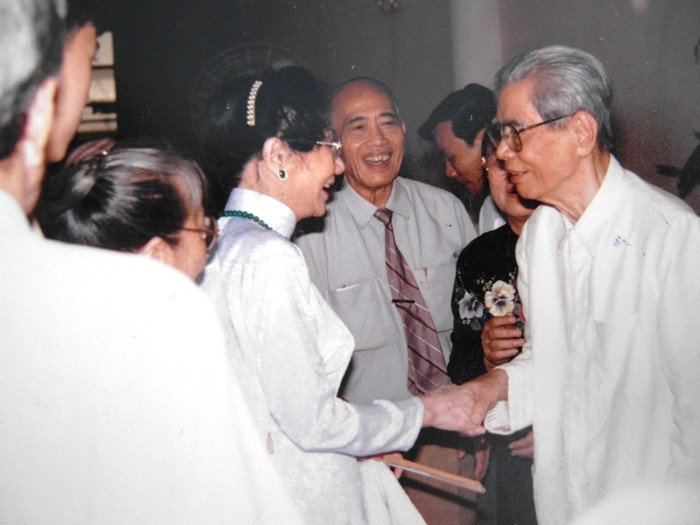 Cố NSND Phùng Há trong một lần được gặp Tổng Bí Thư Nguyễn Văn Linh. Ảnh tư liệu của gia đình cố NSND Phùng Há.