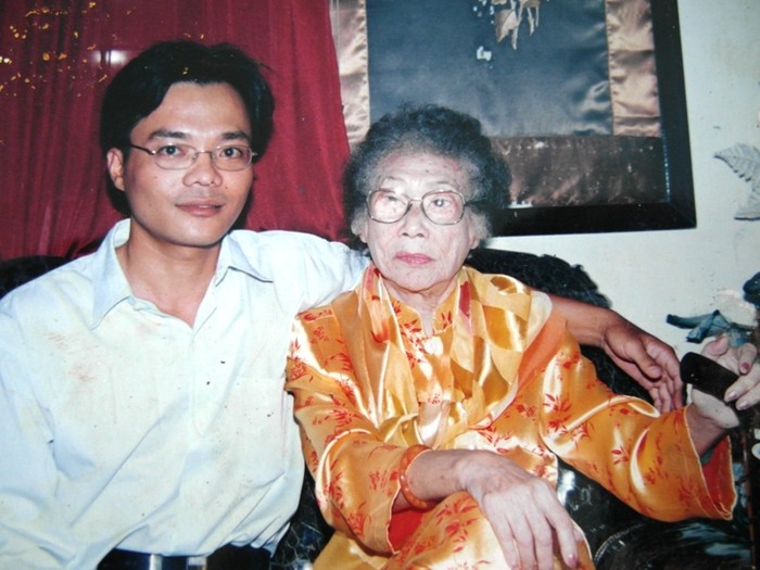 NSND Phùng Há và tác giả. Ảnh chụp năm 2002.