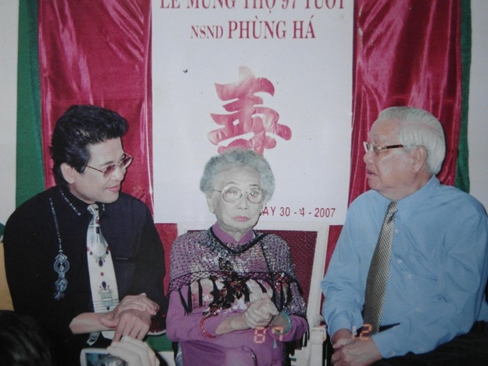 Thủ tướng Võ Văn Kiệt (bìa phải) và MC Thanh Bạch (bìa trái) chúc mừng sinh nhật lần thứ 97 của NSND Phùng Há. Ảnh tư liệu gia đình cố NSND Phùng Há.