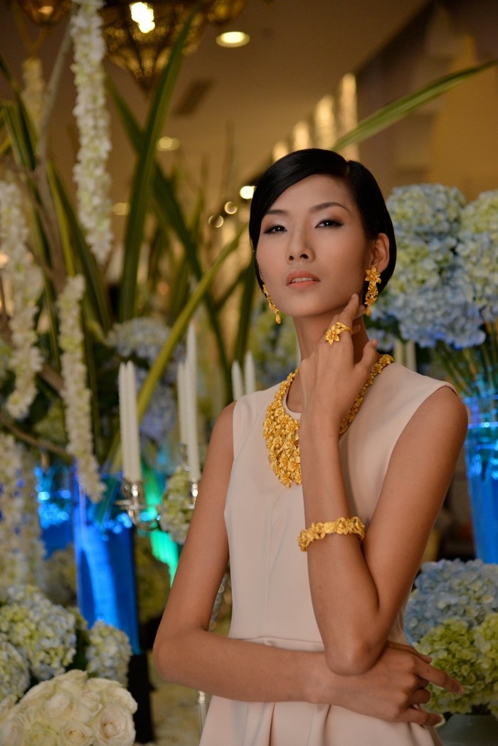 Vẻ đẹp kiêu sa của Hoàng Thùy với những mẫu trang sức lấp lánh ánh vàng của nhà thiết kế Đỗ Mạnh Cường.