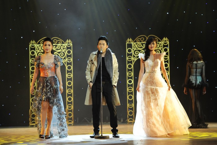 Giọng hát của Dương Triệu Vũ đã dìu bước các người mẫu.