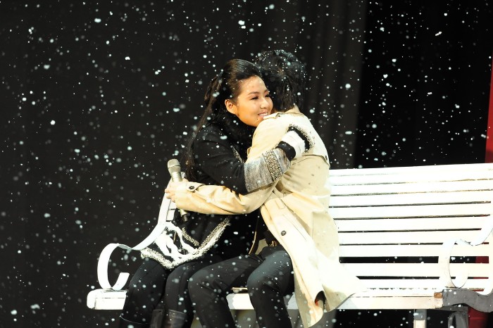 Sân khấu hiện ra một công viên ngập tuyết rơi, rất lãng mạn....