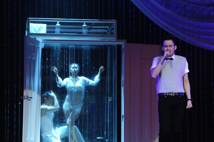 Khán giả còn bất ngờ hơn, trên sân khấu cuất hiện một phòng... tắm. Một đôi trai, gái múa minh họa cho Dương Triệu Vũ hát ca khúc Kể từ đêm đó dưới vòi sen đang phun nước.