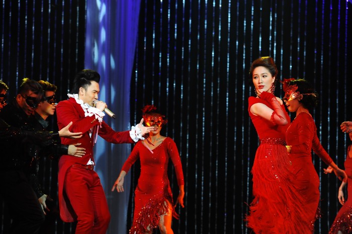 Sân khấu đỏ rực, Dương Triệu Vũ sôi động cùng Bảo Thy qua ca khúc Sway.