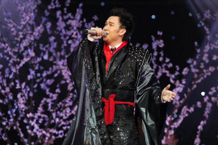 Sân khấu đột ngột chuyển cảnh, Dương Triệu Vũ xuất hiện trong trang phục Kimono.