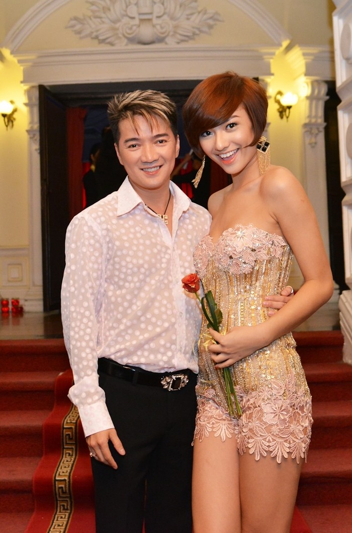 Đàm Vĩnh Hưng đã thay mặt Dương Triệu Vũ, đứng ngay cổng nhà hát TP chào đón bạn bè. Vị khách đầu tiên đến là người mẫu Hồng Quế.